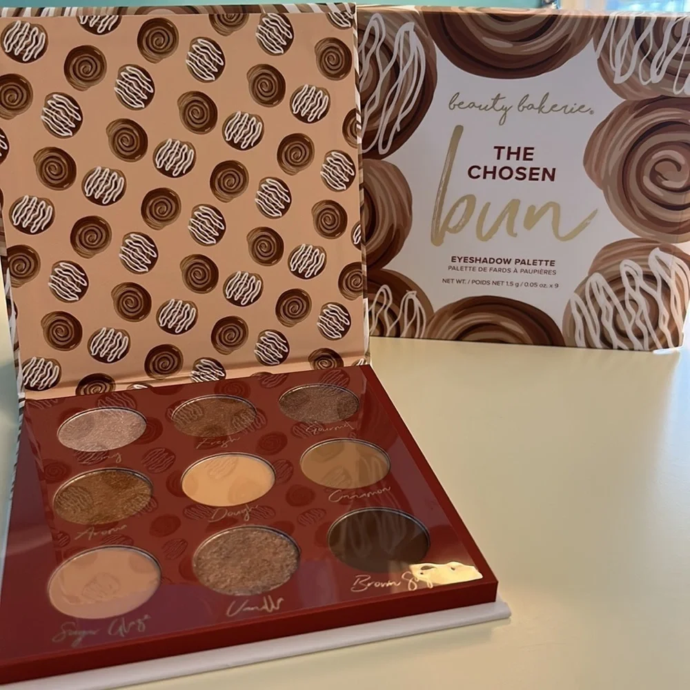 Beauty Bakerie The chosen bun eye shadow pallet